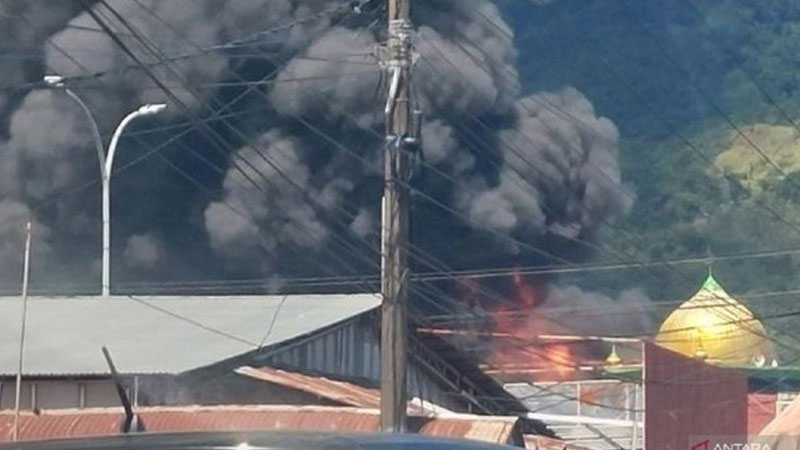 Pabrik Karet Padang Terbakar Hebat, Asap Hitam Selama Belasan Jam